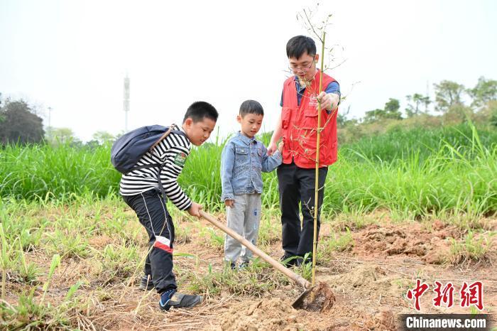 广州长隆发起“我为熊猫种棵竹”植树节公益活动