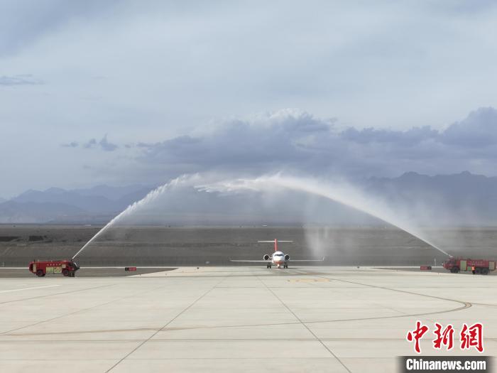 成都航空“吐鲁番号”旅游包机成功首航