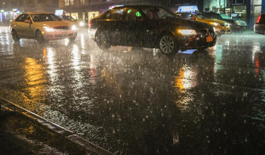 人保车险|雨季不再担忧，全面车险保护你的驾驶之旅！